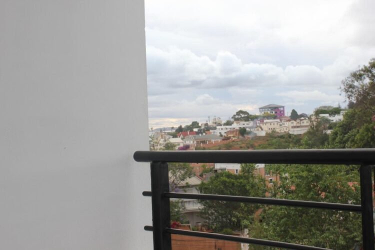 IVANDRY APPARTEMENT T2 MEUBLÉ AVEC GROUPE ELECTORGENE ET ASCENSEUR A 2 PAS DES ÉCOLES – REF : 2026-IVA0632