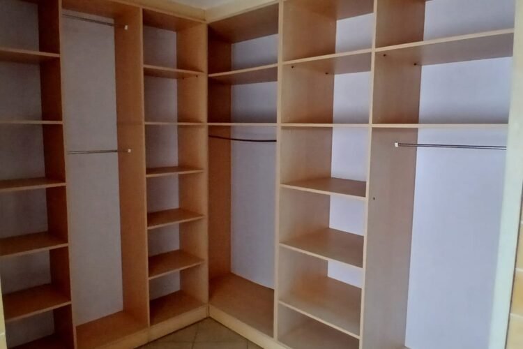 AMBATOBE – GRANDE VILLA T8 AVEC GRAND JARDIN ARBORE DE 1000M² ET PISCINE DANS LA RESIDENCE D’AMBATOBE A 2 PAS DU LYCEE FRANCAIS – REF : 2026-AOBV0115