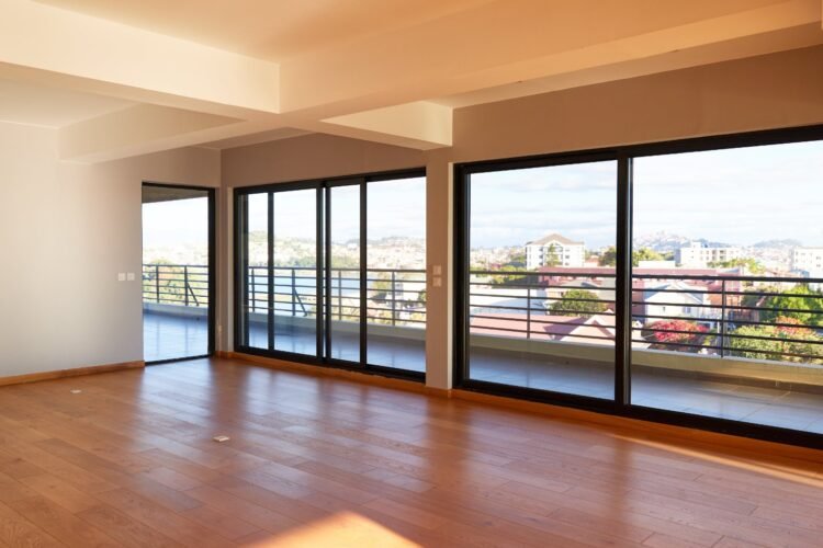 IVANDRY GRAND APPARTEMENT PENTHOUSE T3 DE 260M² AVEC BELLE VUE – ACTIVITES ET GROUPE ELECTROGENE DANS UNE RESIDENCE A 1 MINUTE DES ECOLES – REF : 2026-IVA0122