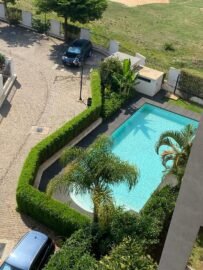 IVANDRY APPARTTEMENTS T2 ET T3 MEUBLES DANS UNE RESIDENCE SECURISEE AVEC BELLE VUE – GROUPE ELECTROGENE ET ACTIVITES A 2 MINUTES  DES ECOLES – REF : 2026-IVA0103