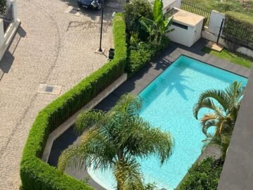 IVANDRY APPARTTEMENTS T2 ET T3 MEUBLES DANS UNE RESIDENCE SECURISEE AVEC BELLE VUE – GROUPE ELECTROGENE ET ACTIVITES A 2 MINUTES  DES ECOLES – REF : 2026-IVA0103