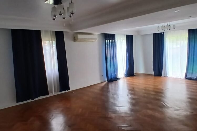 AMBATOBE – GRANDE VILLA T8 AVEC GRAND JARDIN ARBORE DE 1000M² ET PISCINE DANS LA RESIDENCE D’AMBATOBE A 2 PAS DU LYCEE FRANCAIS – REF : 2026-AOBV0115