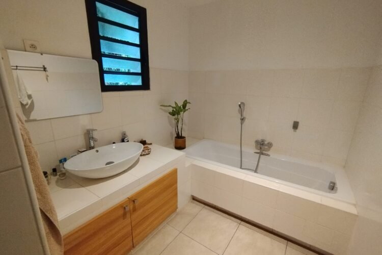 IVANDRY APPARTEMENT T2 MEUBLÉ AVEC GROUPE ELECTORGENE ET ASCENSEUR A 2 PAS DES ÉCOLES – REF : 2026-IVA0632