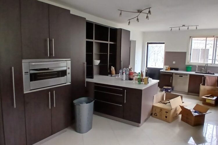 AMBATOBE – GRANDE VILLA T8 AVEC GRAND JARDIN ARBORE DE 1000M² ET PISCINE DANS LA RESIDENCE D’AMBATOBE A 2 PAS DU LYCEE FRANCAIS – REF : 2026-AOBV0115