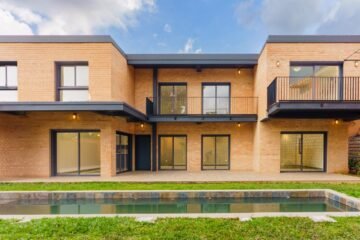 AMBATOBE – GRANDE VILLAS T7 NEUVE AVEC PISCINE – GRAND JARDIN ET GROUPE ELECTROGENE DANS UNE RESIDENCE SECURISEE A 1 MINUTE DU LYCEE FRANCAIS – REF : 2026-AOBV0102