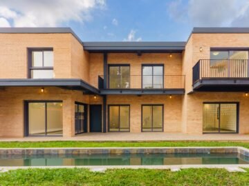 AMBATOBE – GRANDE VILLAS T7 NEUVE AVEC PISCINE – GRAND JARDIN ET GROUPE ELECTROGENE DANS UNE RESIDENCE SECURISEE A 1 MINUTE DU LYCEE FRANCAIS – REF : 2026-AOBV0102