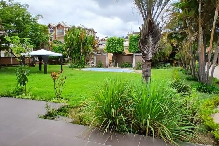 AMBATOBE – GRANDE VILLA T8 AVEC GRAND JARDIN ARBORE DE 1000M² ET PISCINE DANS LA RESIDENCE D’AMBATOBE A 2 PAS DU LYCEE FRANCAIS – REF : 2026-AOBV0115