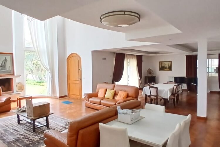 AMBATOBE – GRANDE VILLA T8 AVEC GRAND JARDIN ARBORE DE 1000M² ET PISCINE DANS LA RESIDENCE D’AMBATOBE A 2 PAS DU LYCEE FRANCAIS – REF : 2026-AOBV0115