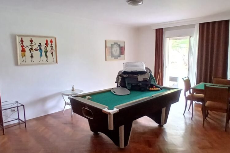 AMBATOBE – GRANDE VILLA T8 AVEC GRAND JARDIN ARBORE DE 1000M² ET PISCINE DANS LA RESIDENCE D’AMBATOBE A 2 PAS DU LYCEE FRANCAIS – REF : 2026-AOBV0115