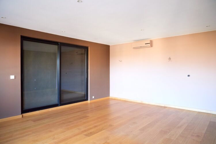 IVANDRY GRAND APPARTEMENT PENTHOUSE T3 DE 260M² AVEC BELLE VUE – ACTIVITES ET GROUPE ELECTROGENE DANS UNE RESIDENCE A 1 MINUTE DES ECOLES – REF : 2026-IVA0122