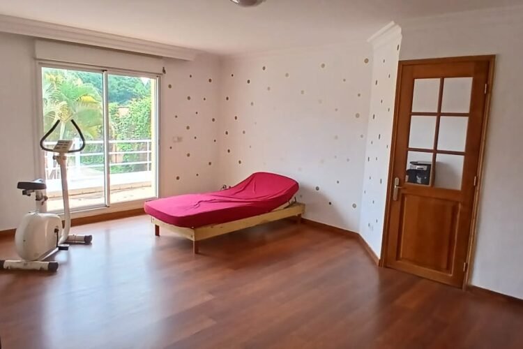 AMBATOBE – GRANDE VILLA T8 AVEC GRAND JARDIN ARBORE DE 1000M² ET PISCINE DANS LA RESIDENCE D’AMBATOBE A 2 PAS DU LYCEE FRANCAIS – REF : 2026-AOBV0115