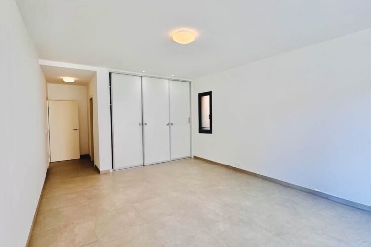 AMBATOBE – GRANDE VILLAS T7 NEUVE AVEC PISCINE – GRAND JARDIN ET GROUPE ELECTROGENE DANS UNE RESIDENCE SECURISEE A 1 MINUTE DU LYCEE FRANCAIS – REF : 2026-AOBV0102
