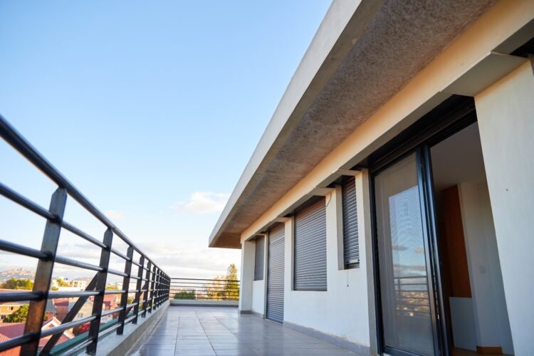 IVANDRY GRAND APPARTEMENT PENTHOUSE T3 DE 260M² AVEC BELLE VUE – ACTIVITES ET GROUPE ELECTROGENE DANS UNE RESIDENCE A 1 MINUTE DES ECOLES – REF : 2026-IVA0122