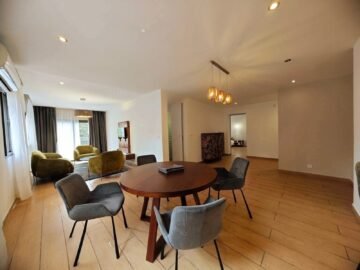 IVANDRY GRAND APPARTEMENT T3 ENTIEREMENT MEUBLE DANS UNE RESIDENCE AVEC ACTIVITES ET GROUPE ELECTROGENE  – REF : 2026-IVA0101