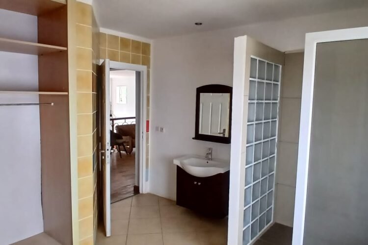 AMBATOBE – GRANDE VILLA T8 AVEC GRAND JARDIN ARBORE DE 1000M² ET PISCINE DANS LA RESIDENCE D’AMBATOBE A 2 PAS DU LYCEE FRANCAIS – REF : 2026-AOBV0115