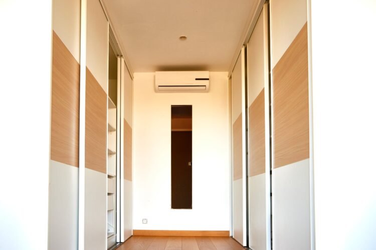 IVANDRY GRAND APPARTEMENT PENTHOUSE T3 DE 260M² AVEC BELLE VUE – ACTIVITES ET GROUPE ELECTROGENE DANS UNE RESIDENCE A 1 MINUTE DES ECOLES – REF : 2026-IVA0122