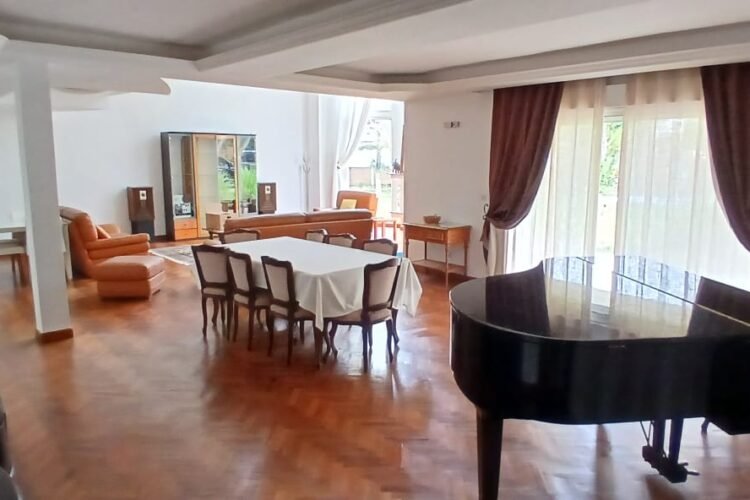 AMBATOBE – GRANDE VILLA T8 AVEC GRAND JARDIN ARBORE DE 1000M² ET PISCINE DANS LA RESIDENCE D’AMBATOBE A 2 PAS DU LYCEE FRANCAIS – REF : 2026-AOBV0115