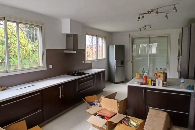 AMBATOBE – GRANDE VILLA T8 AVEC GRAND JARDIN ARBORE DE 1000M² ET PISCINE DANS LA RESIDENCE D’AMBATOBE A 2 PAS DU LYCEE FRANCAIS – REF : 2026-AOBV0115