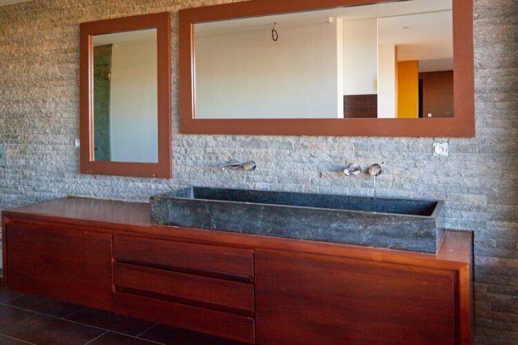 IVANDRY GRAND APPARTEMENT PENTHOUSE T3 DE 260M² AVEC BELLE VUE – ACTIVITES ET GROUPE ELECTROGENE DANS UNE RESIDENCE A 1 MINUTE DES ECOLES – REF : 2026-IVA0122