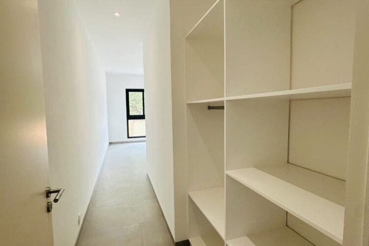 AMBATOBE – GRANDE VILLAS T7 NEUVE AVEC PISCINE – GRAND JARDIN ET GROUPE ELECTROGENE DANS UNE RESIDENCE SECURISEE A 1 MINUTE DU LYCEE FRANCAIS – REF : 2026-AOBV0102