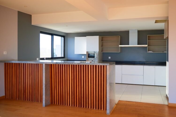 IVANDRY GRAND APPARTEMENT PENTHOUSE T3 DE 260M² AVEC BELLE VUE – ACTIVITES ET GROUPE ELECTROGENE DANS UNE RESIDENCE A 1 MINUTE DES ECOLES – REF : 2026-IVA0122