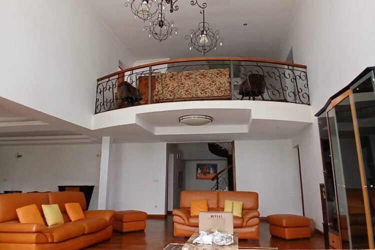 AMBATOBE – GRANDE VILLA T8 AVEC GRAND JARDIN ARBORE DE 1000M² ET PISCINE DANS LA RESIDENCE D’AMBATOBE A 2 PAS DU LYCEE FRANCAIS – REF : 2026-AOBV0115