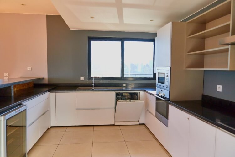 IVANDRY GRAND APPARTEMENT PENTHOUSE T3 DE 260M² AVEC BELLE VUE – ACTIVITES ET GROUPE ELECTROGENE DANS UNE RESIDENCE A 1 MINUTE DES ECOLES – REF : 2026-IVA0122