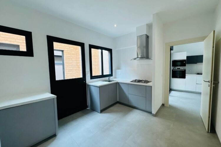 AMBATOBE – GRANDE VILLAS T7 NEUVE AVEC PISCINE – GRAND JARDIN ET GROUPE ELECTROGENE DANS UNE RESIDENCE SECURISEE A 1 MINUTE DU LYCEE FRANCAIS – REF : 2026-AOBV0102
