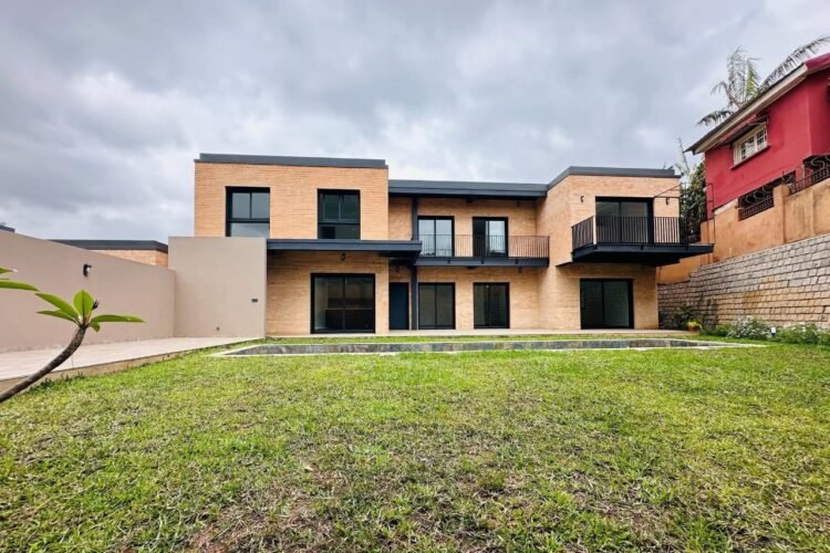 AMBATOBE – GRANDE VILLAS T7 NEUVE AVEC PISCINE – GRAND JARDIN ET GROUPE ELECTROGENE DANS UNE RESIDENCE SECURISEE A 1 MINUTE DU LYCEE FRANCAIS – REF : 2026-AOBV0102
