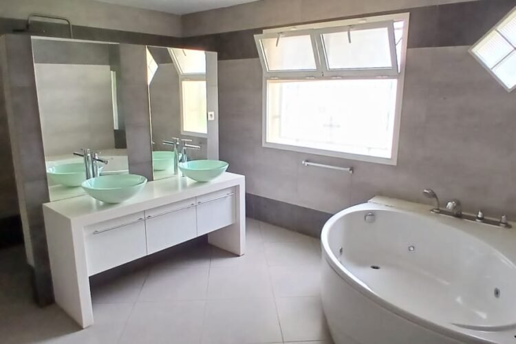 AMBATOBE – GRANDE VILLA T8 AVEC GRAND JARDIN ARBORE DE 1000M² ET PISCINE DANS LA RESIDENCE D’AMBATOBE A 2 PAS DU LYCEE FRANCAIS – REF : 2026-AOBV0115