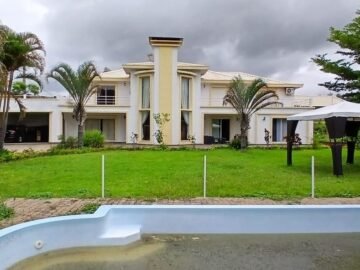 AMBATOBE – GRANDE VILLA T8 AVEC GRAND JARDIN ARBORE DE 1000M² ET PISCINE DANS LA RESIDENCE D’AMBATOBE A 2 PAS DU LYCEE FRANCAIS – REF : 2026-AOBV0115