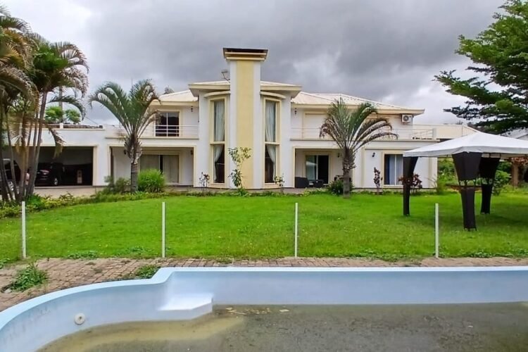 AMBATOBE – GRANDE VILLA T8 AVEC GRAND JARDIN ARBORE DE 1000M² ET PISCINE DANS LA RESIDENCE D’AMBATOBE A 2 PAS DU LYCEE FRANCAIS – REF : 2026-AOBV0115