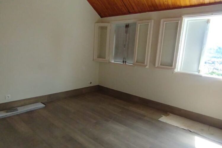 AMBATOBE VILLA T4 DE STANDING RENOVEE AVEC JARDIN ET BELLE VUE DANS LA RESIDENCE D’AMBATOBE A 2 PAS DU LYCEE FRANCAIS – REF: 2026-AOBV0227