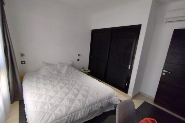IVANDRY GRAND APPARETEMENT T3 ENTIEREMENT MEUBLé MODERNE AVEC BELLE VUE SUR LE LAC MASAY-PISCINE -SALLE DE SPORT-GROUPE ELECTROGENE DANS UNE RESIDENCE AU BORD DU LAC MASAY A 1 MINUTE DES ECOLES – REF : 2026-IVA0201