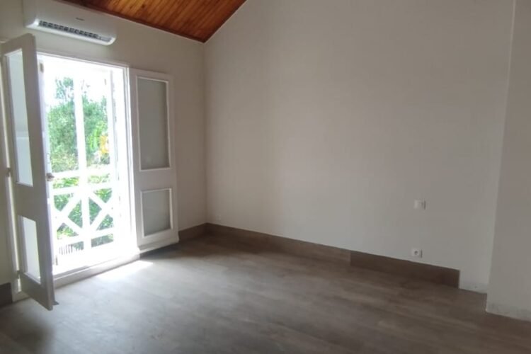 AMBATOBE VILLA T4 DE STANDING RENOVEE AVEC JARDIN ET BELLE VUE DANS LA RESIDENCE D’AMBATOBE A 2 PAS DU LYCEE FRANCAIS – REF: 2026-AOBV0227