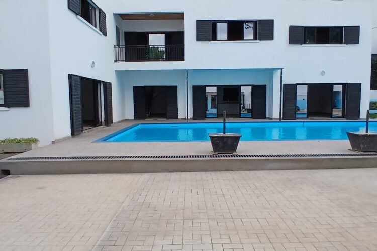 IVANDRY GRANDE VILLA T6 NEUVE AVEC GRAND JARDIN ET GRANDE PISCINE DANS UNE RÉSIDENCE À 2 MINUTES DES ÉCOLES – REF : 2026-IVV0210