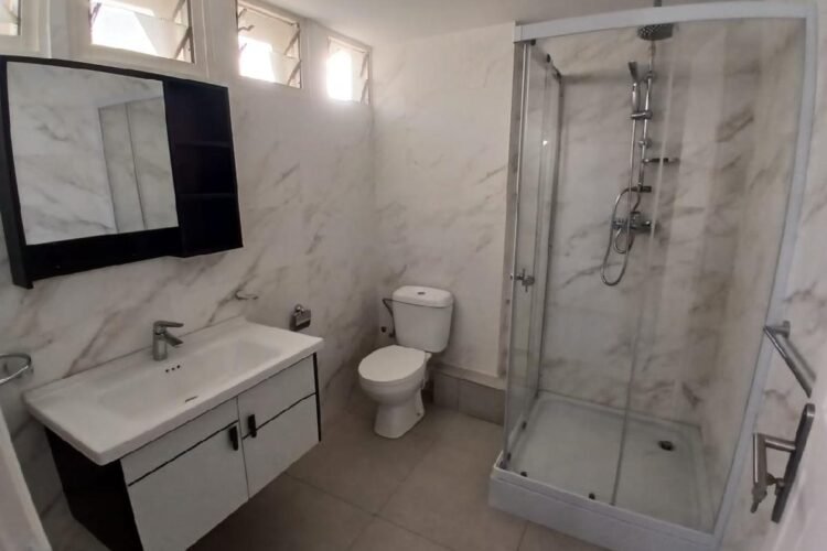 AMBATOBE VILLA T4 DE STANDING RENOVEE AVEC JARDIN ET BELLE VUE DANS LA RESIDENCE D’AMBATOBE A 2 PAS DU LYCEE FRANCAIS – REF: 2026-AOBV0227