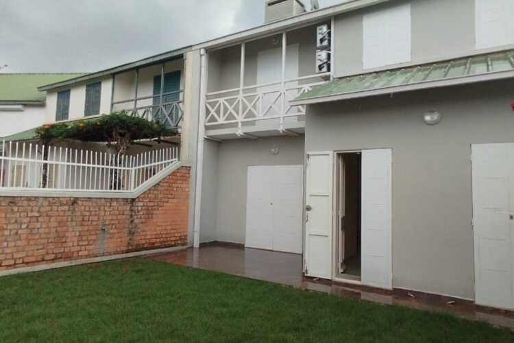 AMBATOBE VILLA T4 DE STANDING RENOVEE AVEC JARDIN ET BELLE VUE DANS LA RESIDENCE D’AMBATOBE A 2 PAS DU LYCEE FRANCAIS – REF: 2026-AOBV0227