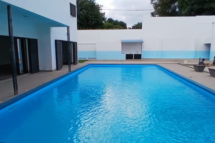IVANDRY GRANDE VILLA T6 NEUVE AVEC GRAND JARDIN ET GRANDE PISCINE DANS UNE RÉSIDENCE À 2 MINUTES DES ÉCOLES – REF : 2026-IVV0210