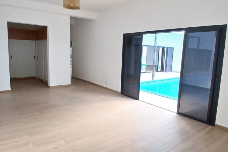 IVANDRY GRANDE VILLA T6 NEUVE AVEC GRAND JARDIN ET GRANDE PISCINE DANS UNE RÉSIDENCE À 2 MINUTES DES ÉCOLES – REF : 2026-IVV0210