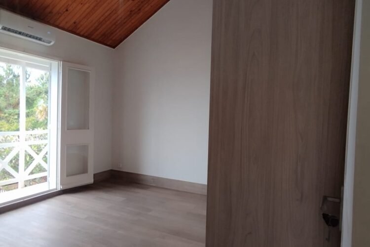 AMBATOBE VILLA T4 DE STANDING RENOVEE AVEC JARDIN ET BELLE VUE DANS LA RESIDENCE D’AMBATOBE A 2 PAS DU LYCEE FRANCAIS – REF: 2026-AOBV0227