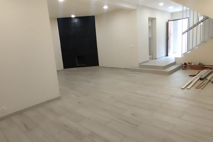 AMBATOBE VILLA T4 DE STANDING RENOVEE AVEC JARDIN ET BELLE VUE DANS LA RESIDENCE D’AMBATOBE A 2 PAS DU LYCEE FRANCAIS – REF: 2026-AOBV0227