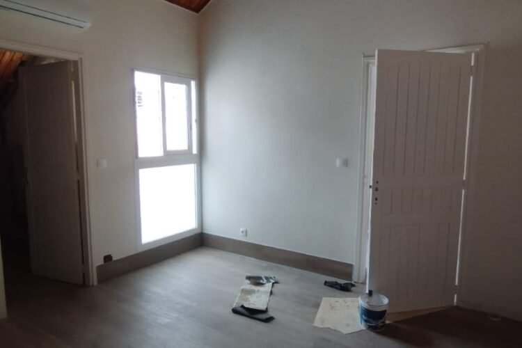 AMBATOBE VILLA T4 DE STANDING RENOVEE AVEC JARDIN ET BELLE VUE DANS LA RESIDENCE D’AMBATOBE A 2 PAS DU LYCEE FRANCAIS – REF: 2026-AOBV0227