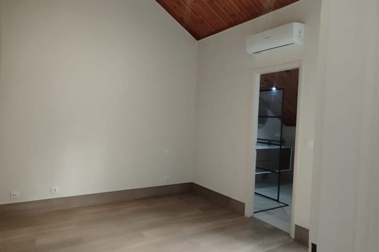 AMBATOBE VILLA T4 DE STANDING RENOVEE AVEC JARDIN ET BELLE VUE DANS LA RESIDENCE D’AMBATOBE A 2 PAS DU LYCEE FRANCAIS – REF: 2026-AOBV0227