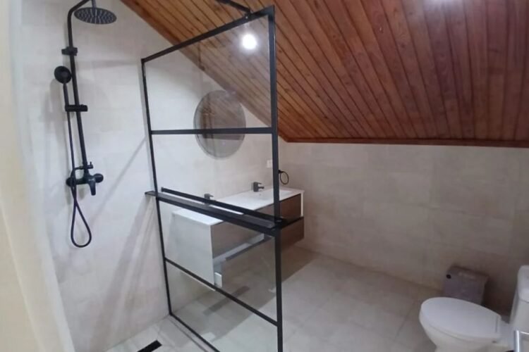 AMBATOBE VILLA T4 DE STANDING RENOVEE AVEC JARDIN ET BELLE VUE DANS LA RESIDENCE D’AMBATOBE A 2 PAS DU LYCEE FRANCAIS – REF: 2026-AOBV0227