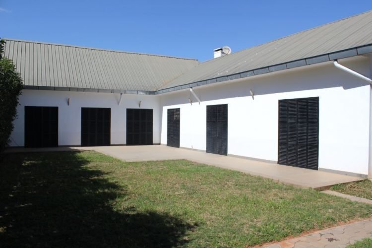 AMBATOBE GRANDE VILLA T8 DE STANDING AVEC GRAND JARDIN 1 MINUTES DU LYCEEE FRANCAIS – REF:2026-AOBV0310