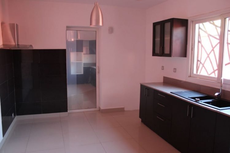 AMBATOBE GRANDE VILLA T8 DE STANDING AVEC GRAND JARDIN 1 MINUTES DU LYCEEE FRANCAIS – REF:2026-AOBV0310