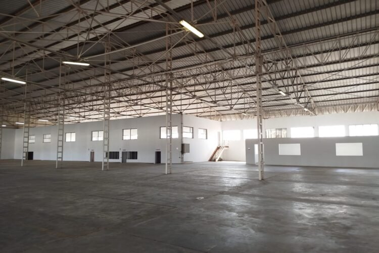 TANJOMBATO – GRAND ENTREPOT 4072M² AVEC UN GRAND PARKING  ET ACCES CAMIONS SEMI-REMORQUE SUR UN TERRAIN DE 1HA EN BORD DE ROUTE  – REF : 2026-TJE0301