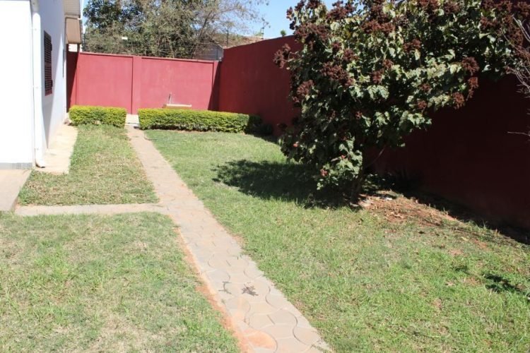 AMBATOBE GRANDE VILLA T8 DE STANDING AVEC GRAND JARDIN 1 MINUTES DU LYCEEE FRANCAIS – REF:2026-AOBV0310