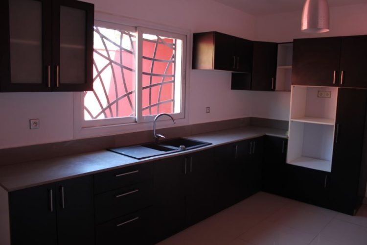 AMBATOBE GRANDE VILLA T8 DE STANDING AVEC GRAND JARDIN 1 MINUTES DU LYCEEE FRANCAIS – REF:2026-AOBV0310